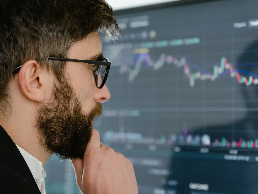 Écran de cotation de l'action EssilorLuxottica à la bourse de Paris